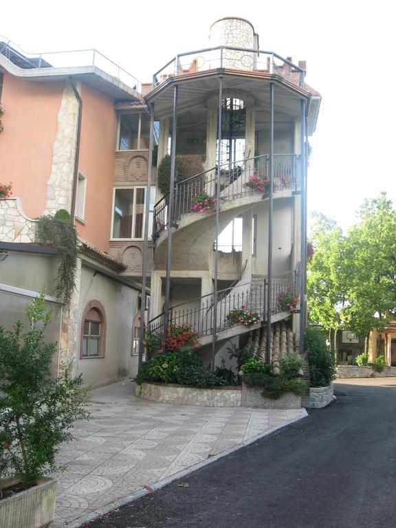 Parco Sogni D'Oro Aparthotel Монтела Екстериор снимка